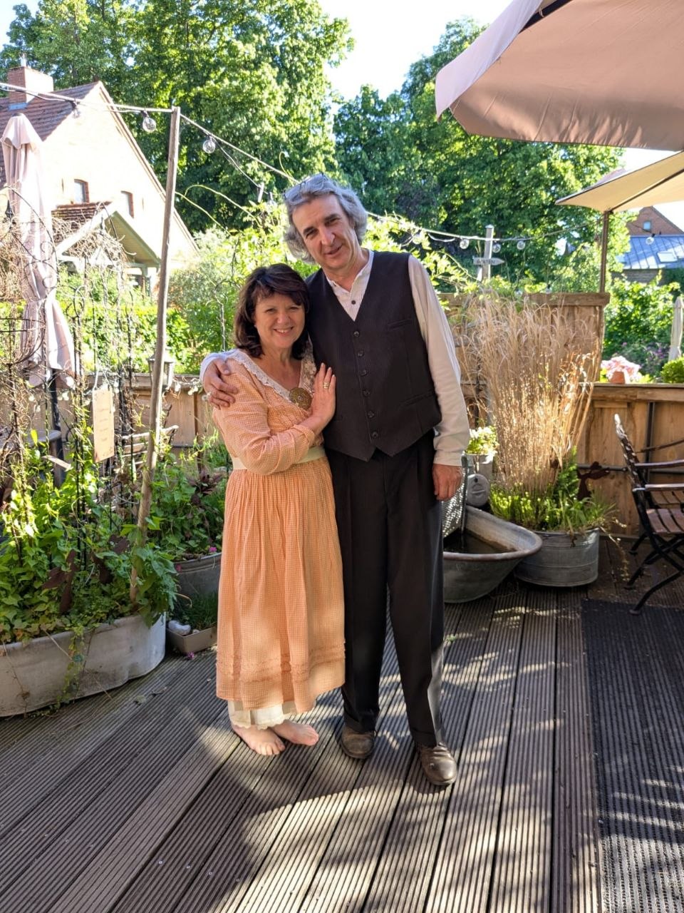 Marina Wesche und Lukas Mueckenfett auf der Terrasse der Alten Brennerei Ribbeck